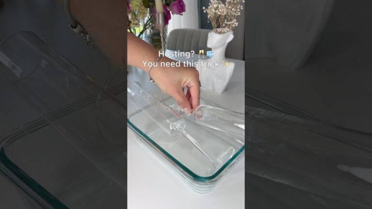 Hosting guests soon Save this one!🥂🧊hosting hostingtips party lifehack ice